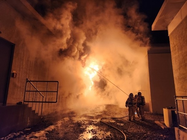 영암태양광발전에서 발생한 화재를 진압중인 소방대원들 [사진=영암소방서]