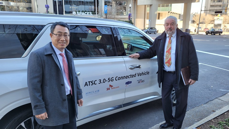(왼쪽부터) 유영상 SK텔레콤 CEO, 데이비드 스미스 싱클레어 회장이 워싱턴 D.C. 인근 알링턴 지역에서 ATSC 3.0 규격의 실시간 서비스 시연을 지켜보고 있다. [사진=SK텔레콤]