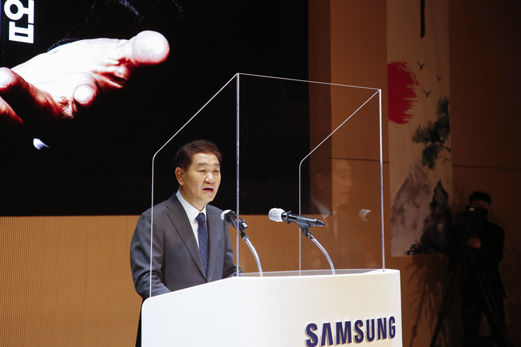 2일 삼성 디지털 시티에서 열린 시무식에서 삼성전자 한종희 대표이사 부회장이 신년사를 하고 있다. [사진=삼성전자]