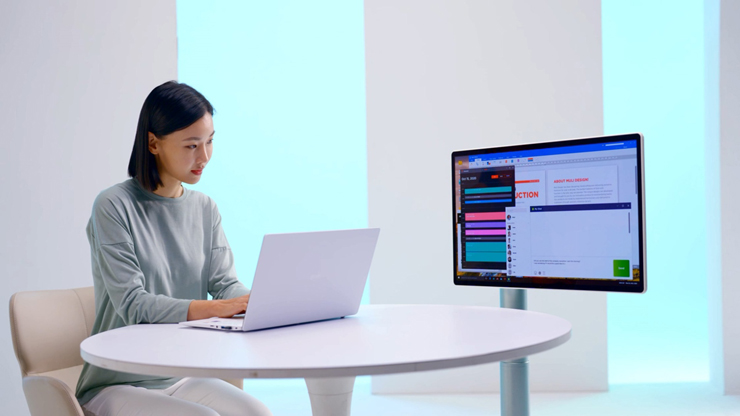 27인치 OLED 패널에 이동형 스탠드가 결합된 맞춤형 솔루션 'OLED 글로우' [사진=LGD]