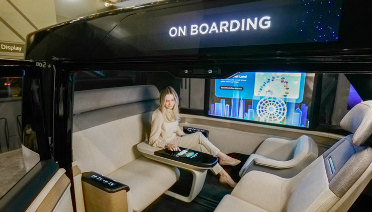 'CES 2023' 현장에 마련된 LG디스플레이(LGD) 부스에서 모델이 프리미엄 차량용 디스플레이가 대거 탑재된 완전 자율주행 콘셉트카를 소개하고 있다. [사진=LGD]