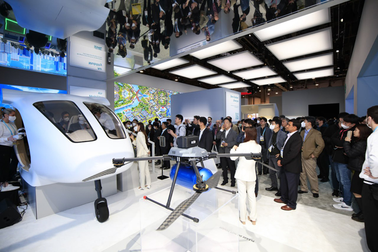 SK그룹관에서 관람객들이 도심항공교통(UAM) 체험을 위해 기다리고 있다. 탄소감축을 위한 '행동'을 주제로 한 SK그룹관에는 나흘 간 3만여명이 다녀갔다. [사진=SK]