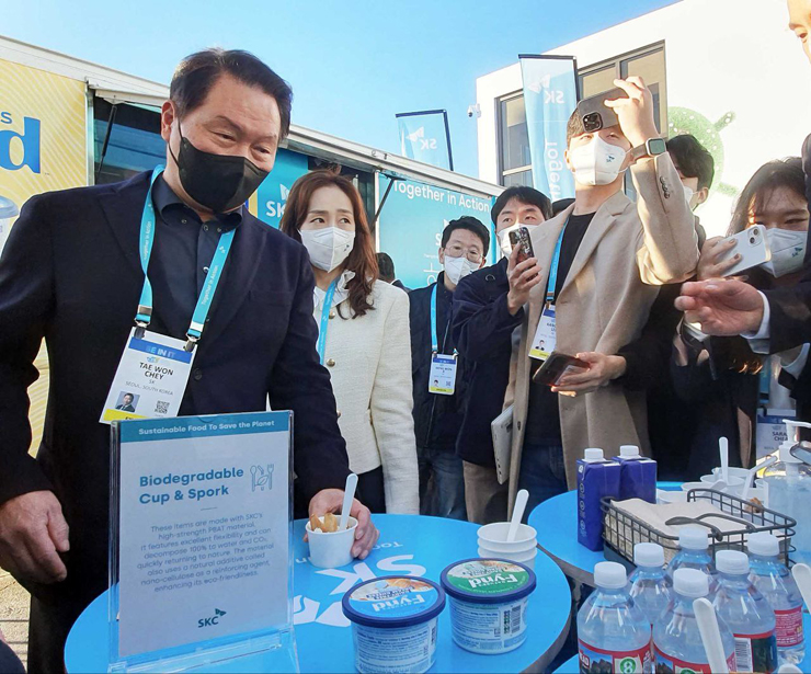 최태원 SK그룹 회장이 6일(현지시간) 'CES 2023' 야외 전시장의 'SK 푸드트럭'에서 발효 단백질로 만든 크림치즈를 시식하고 있다.