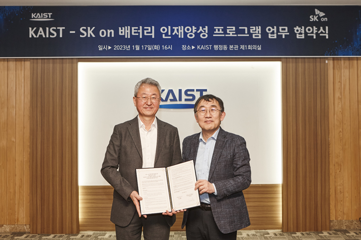 (왼쪽부터) 진교원 SK온 사장, 이승섭 KAIST 부총장 [사진=SK온]
