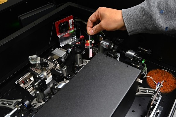 ETRI가 개발한 펨토초 레이저 CARS 라만 현미경 [사진=ETRI]