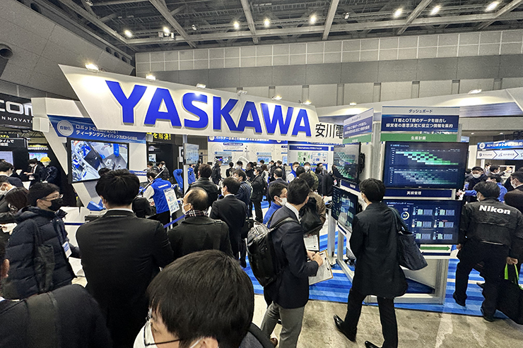 로보덱스 현장에 마련된 산업용 로봇 시연을 참관자들이 보고 있다. [IT비즈뉴스(ITBizNews) DB]