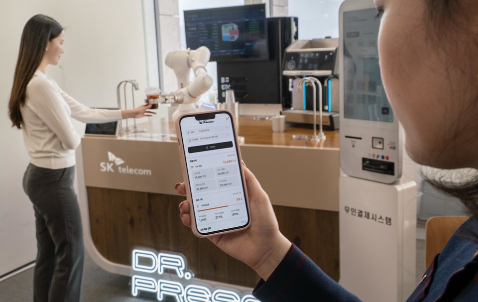 AI바리스타로봇의 관리를 위한 플랫폼을 관리자가 스마트폰으로 제어하는 모습 [사진=SK텔레콤]