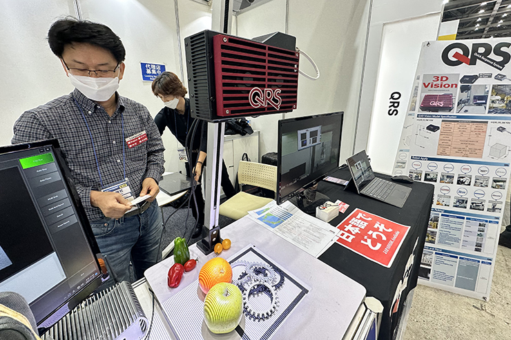 큐알에스 황남구 대표가 3D비전 시스템 시연에 나서고 있다. [IT비즈뉴스(ITBizNews) DB]