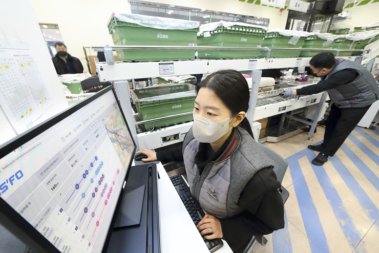 롯데마트 직원이 리스포 플랫폼을 활용하고 있다. [사진=KT]