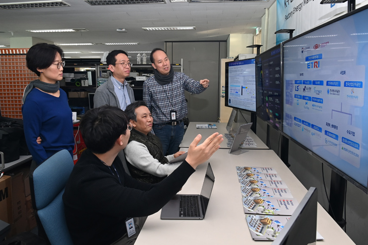 ETRI 연구진이 FEMS 표준 플랫폼 운영을 모니터링하고 있다. [사진=ETRI]