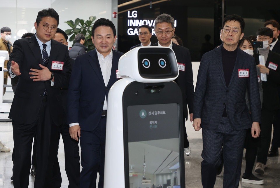 원희룡 국토교통부 장관이 2일 서울 강서구 마곡동 LG 사이언스파크 이노베이션 갤러리에서 열린 스마트빌딩 얼라이언스 출범식에서 스마트홈 로봇의 안내를 받아 행사장으로 이동하고 있다. [사진=연합뉴스]