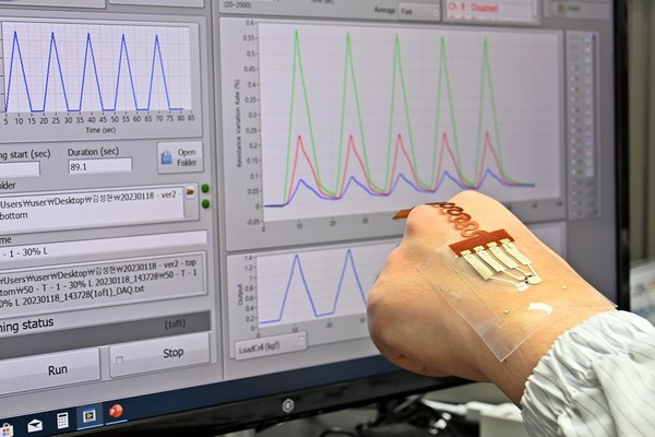 개발된 스트레인 센서를 피부에 부착한 모습 [사진=ETRI]