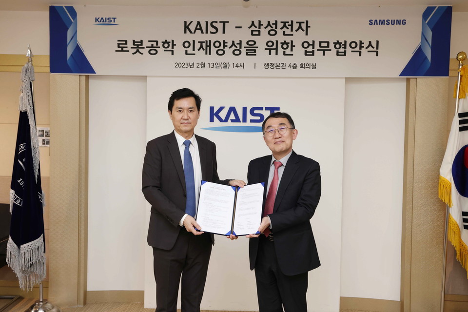 (왼쪽부터) 삼성전자 DX부문 CTO 전경호 사장, KAIST 이승섭 교학부총장 [사진=삼성전자]