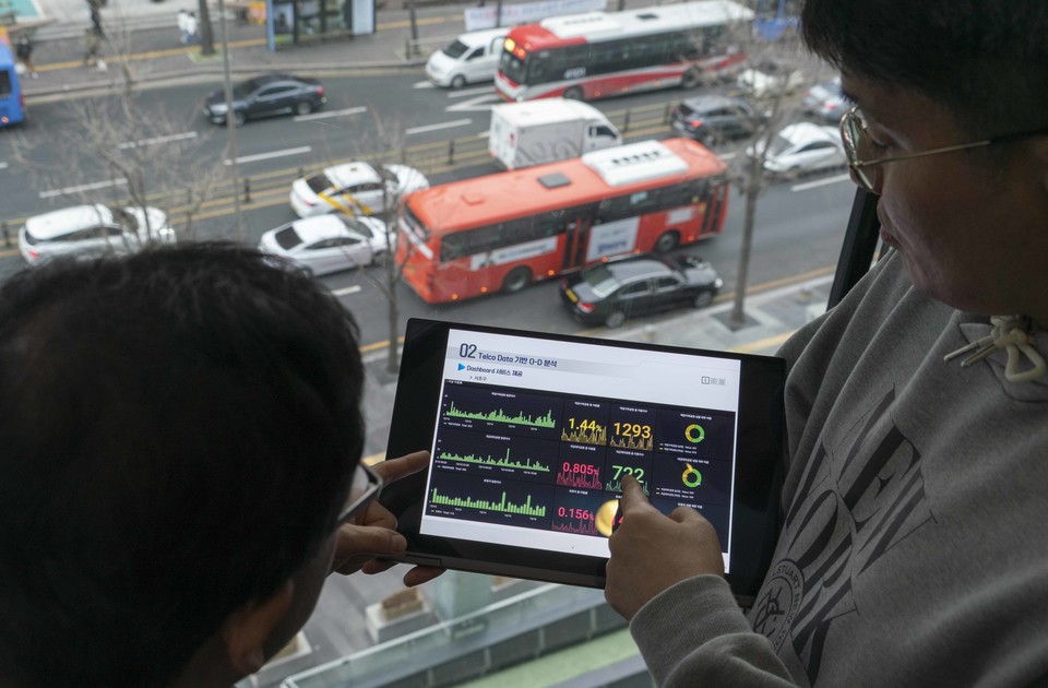 SK텔레콤 관계자가 통신 데이터 기반 교통 흐름 분석자료를 보고 있다. [사진=SK텔레콤]