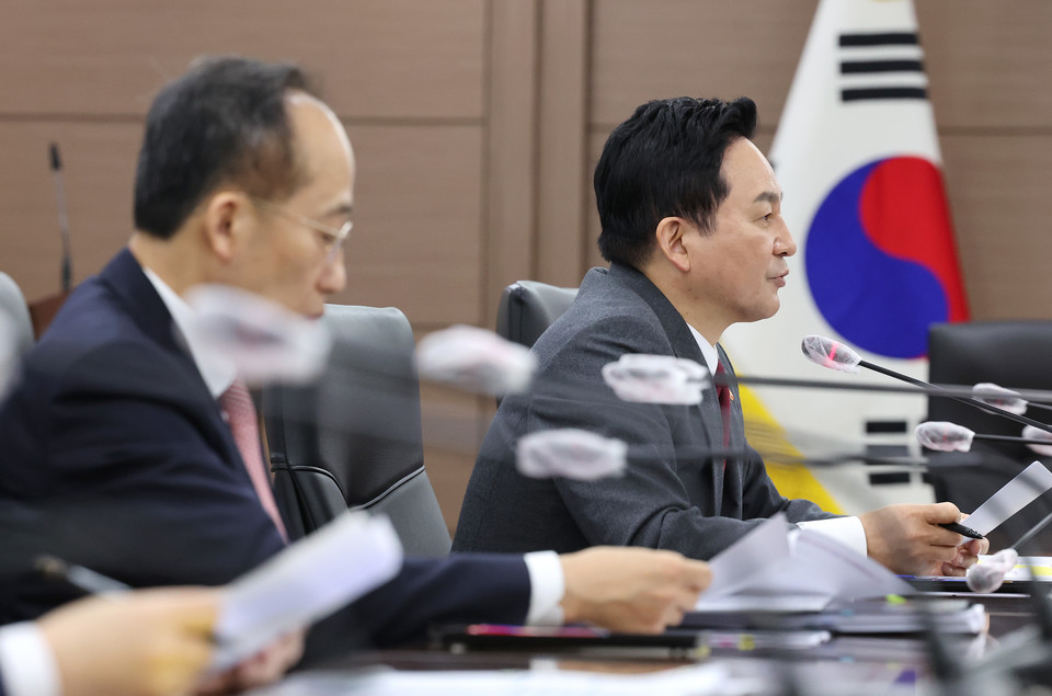 원희룡 국토교통부 장관(오른쪽)이 20일 세종시 정부세종청사에서 추경호 경제부총리 겸 기획재정부 장관이 주재하는 비상경제장관회의에 참석해 '스마트 물류 인프라 구축방안'과 관련해 발언하고 있다. [사진=연합뉴스]