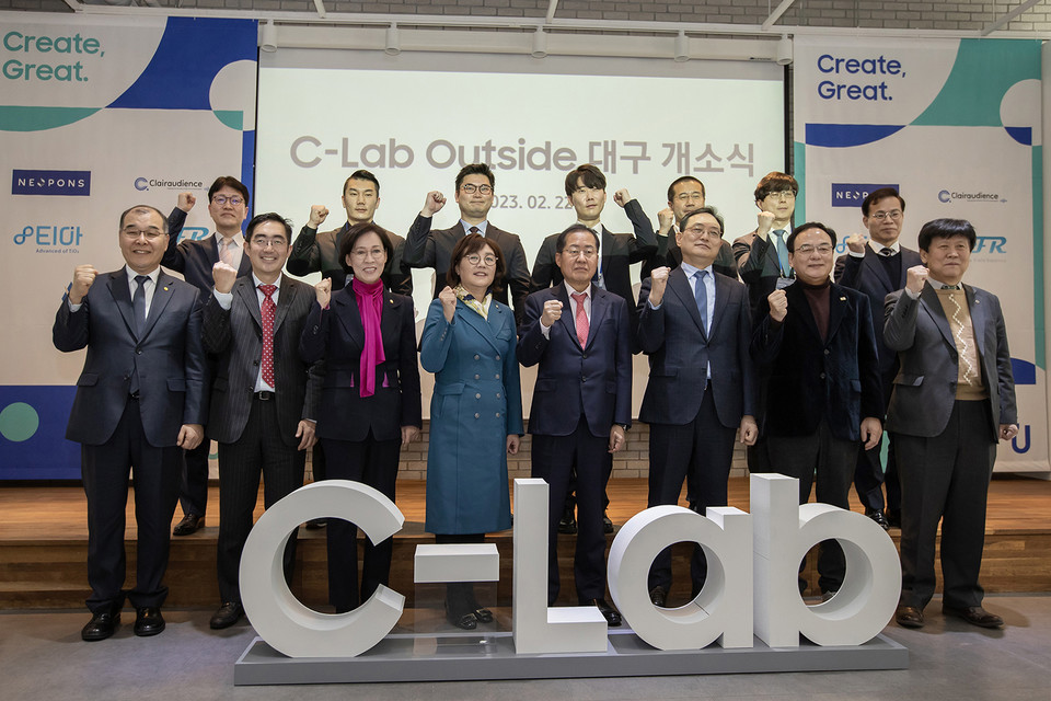 22일 열린 개소식에는 대구시 홍준표 시장(사진 앞줄 왼쪽에서 다섯번째), 국민의힘 이인선 의원, 양금희 의원(사진 앞줄 왼쪽에서 각각 세번째, 네번째), 삼성글로벌리서치 김완표 사장(사진 앞줄 왼쪽에서 여섯번째), 대구 스타트업 5개사의 대표 등이 참석했다.