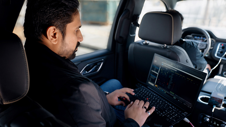 삼성전자 엔지니어가 초도망 개통을 위한 망 테스트를 진행하고 있다. [사진=삼성전자]