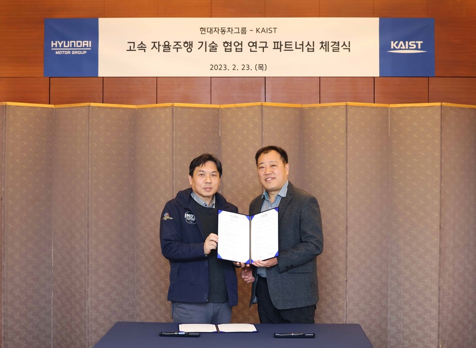 (왼쪽부터) 심현철 KAIST 교수, 성낙섭 현대차 상무가 파트너십 계약 체결 후 기념촬영을 하고 있다. [사진=KAIST]
