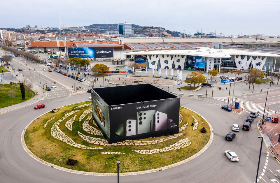 사진은 MWC 2023 현장에 마련된 삼성전자 옥외 광고물 [사진=삼성전자]