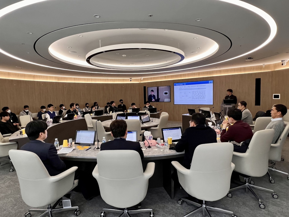 자율주행심사팀 박장환 심사관이 카카오모빌리티에서 모빌리티 서비스의 특허출원 동향 및 기술 트렌드를 설명하고 있다. [사진=카카오모빌리티]