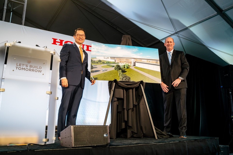 합작법인 CEO 이혁재 부사장, COO 릭 리글이 합작공장 조감도를 공개하고 있다. [사진=LG엔솔]