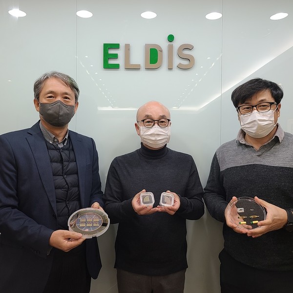 엘디스에서 제작된 전계흡수변조형 광원소자와 광모듈 [사진=ETRI]