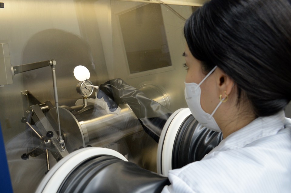 ETRI 연구진이 전계흡수변조형 광원소자의 특성을 평가하고 있다. [사진=ETRI]