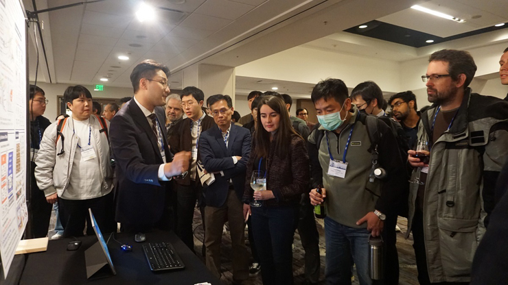 KAIST 연구진이 지난달 18일부터 22일까지 미국 샌프란시스코에서 열린 국제고체회로설계학회(ISSCC)에서 메타브레인 기반 시스템을 시연하고 있다.