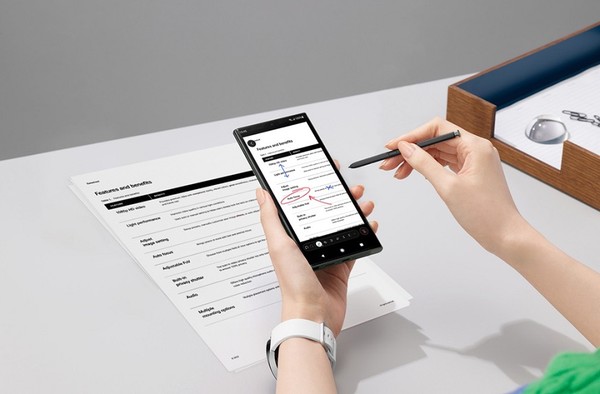 갤럭시 스마트폰으로 웹엑스 화이트보드 기능을 사용하는 모습 [사진=시스코]