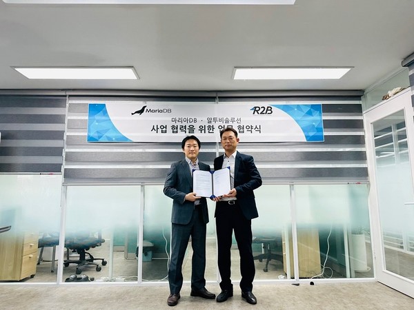 (왼쪽부터) 이우상 마리아DB코리아 지사장, 장석주 알투비솔루션 대표 [사진=알투비솔루션]