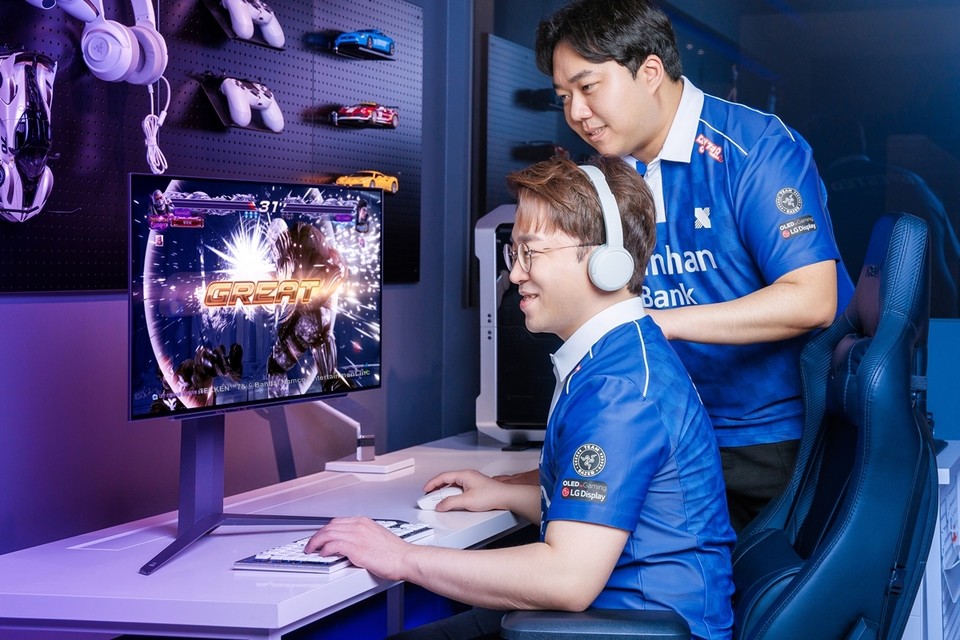 e스포츠구단 DRX 소속 배재민 선수(무릎)와 박병호 선수(Infested) [사진=LGD]