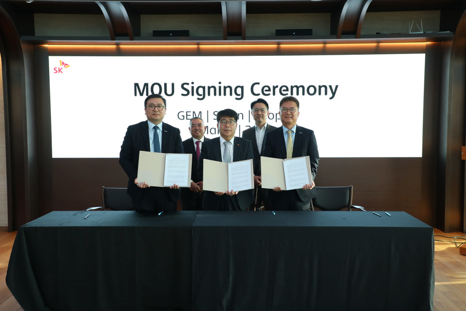 3사 관계자들이 전구체 생산합작법인 '지이엠코리아뉴에너지머티리얼즈’ 설립을 위한 업무협약 체결 후 기념촬영을 하고 있다. [사진=SK온]