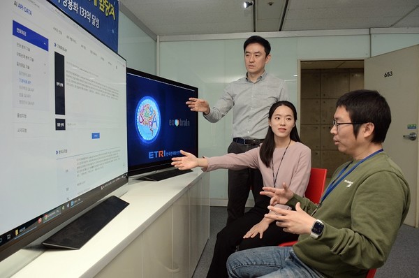 ETRI 연구진이 '엑소브레인'의 기계독해(MRC)  기술에 대해 논의하고 있는 모습. [사진=ETRI]