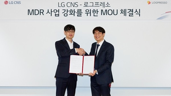 (왼쪽부터) 엄정용 LG CNS 보안사업담당, 양봉열 로그프레소 대표 [사진=로그프레소]