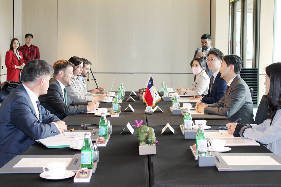 안덕근 산업통상자원부 통상교섭본부장이 디에고 파르도 칠레 에너지부 장관과 면담하고 있다. [사진=산업부]
