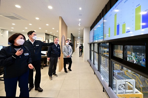 지난해 11월 스마트공장 사업 지원을 받은 동아플레이팅을 방문한 이재용 삼성전자 회장 [사진=삼성전자]