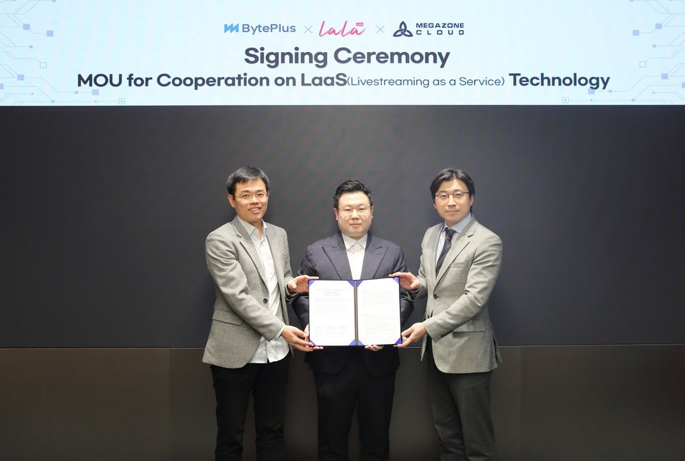 (왼쪽부터) 바이트플러스, 라라스테이션, 메가존클라우드 3사 대표가 협약을 체결하고 기념촬영을 하고 있다. [사진=메가존클라우드]