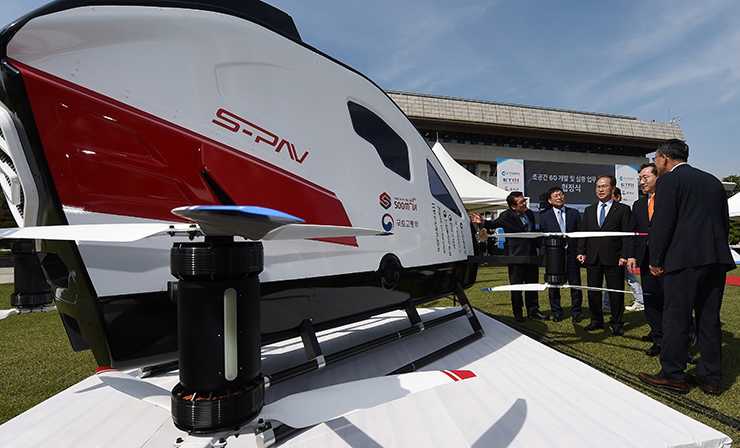 ETRI 방승찬 원장(왼쪽 3번쨰)와 관계기관대표단과 함께 전시된 개인용비행체(PAV)를 살펴보는 모습 [사진=ETRI]