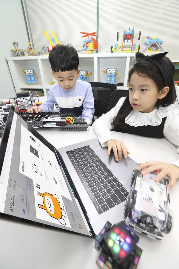 'AI코디니'를 활용한 AI 교육 현장 [사진=KT]