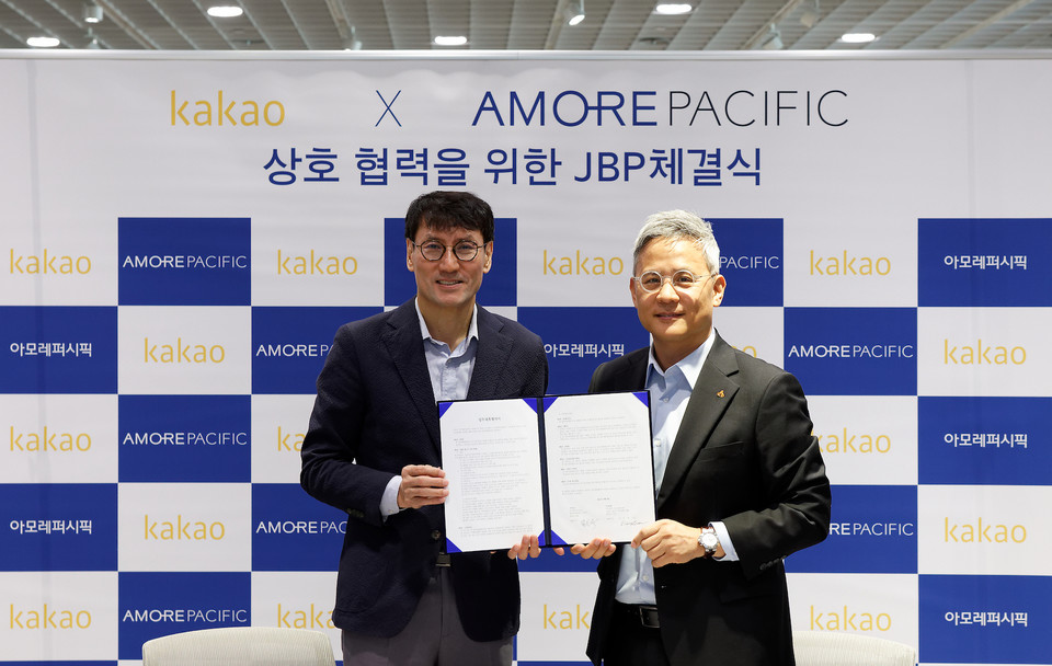 (왼쪽부터) 홍은택 카카오 대표이사, 김승환 아모레퍼시픽 대표이사 [사진=카카오]