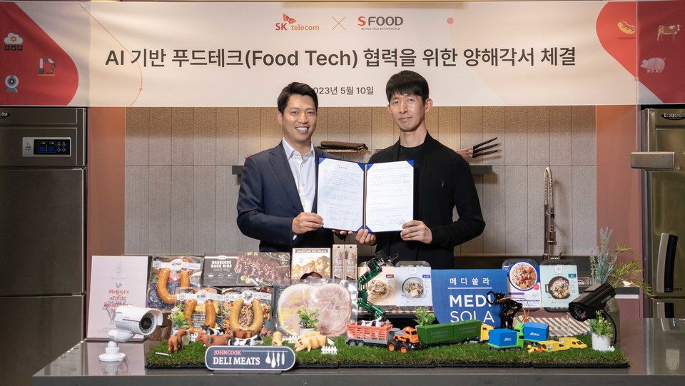 조성수 에쓰푸드홀딩스 대표, 이종민 미래R&D 담당이 업무협약 체결 후 기념촬영을 하고 있다. [사진=SK텔레콤]