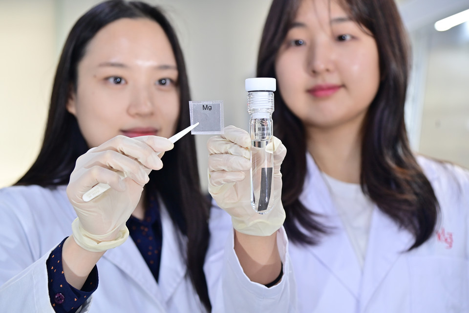 KIST 이민아 박사 연구팀 연구원들이 화학적 활성화 공정으로 고효율의 충·방전이 가능한 마그네슘 음극을 살펴보고 있다. [사진=KIST]