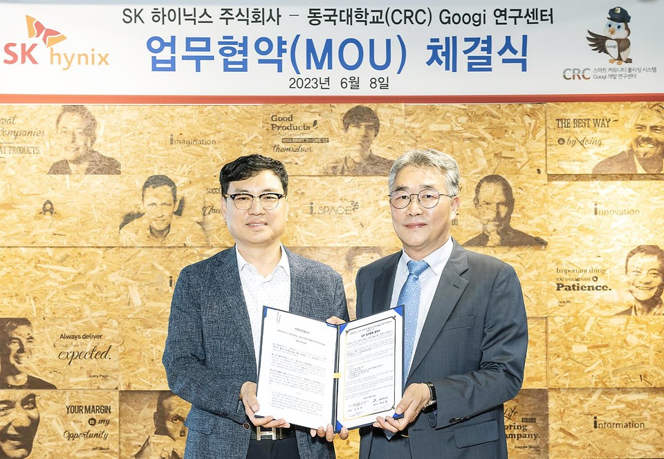 (왼쪽부터) 동국대학교 CRC 임중연 센터장, SK하이닉스 안전보건환경담당 김형수 부사장 [사진=SK하이닉스]