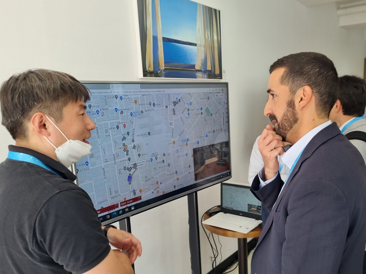 LG전자 관계자가 5GAA 관계자를 대상으로 Soft V2X 앱을 소개하고 있다. [사진=LG전자]