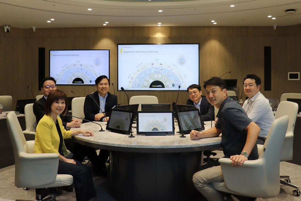 (왼쪽 첫번째) 에이미 코 싱가포르 교통부 선임국무장관, (왼쪽 다섯번째) 카카오모빌리티 유영중 전략 총괄 부사장 [사진=카카오모빌리티]