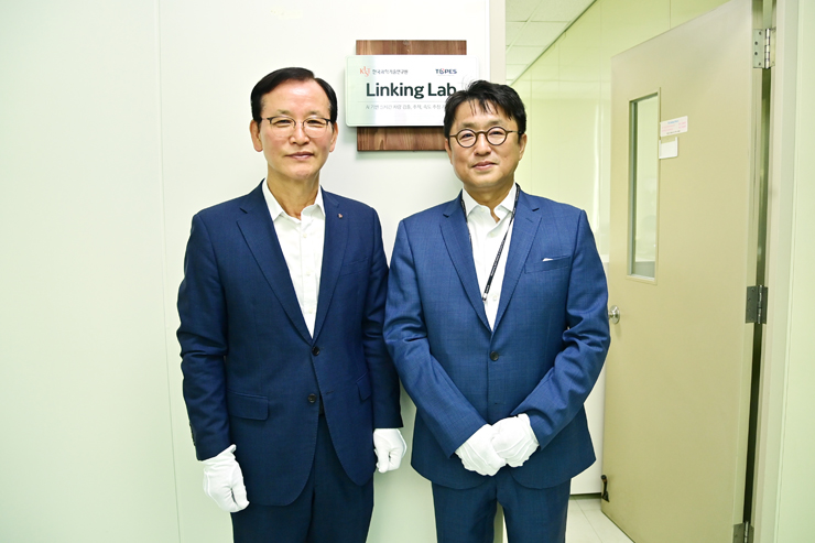 (왼쪽부터) KIST 윤석진 원장, 토페스 박병진 대표가 링킹랩 사업 현판식에서 기념촬영을 하고 있다. [사진=KIST]