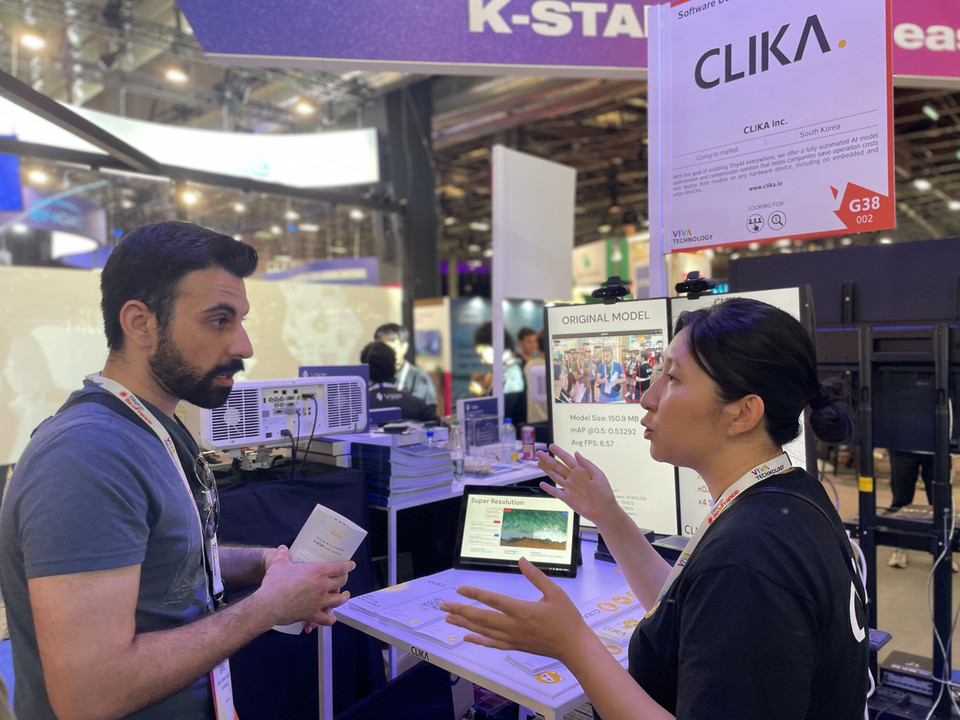 C랩 아웃사이드 클리카 관계자가 전시부스를 찾은 참관객을 대상으로 솔루션을 소개하고 있다. [사진=삼성전자]