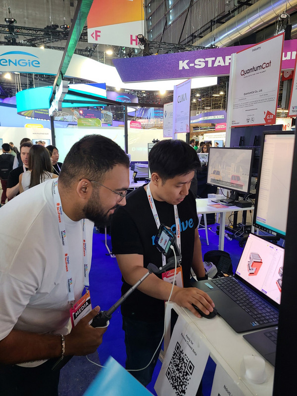 메타버스 콘텐츠 제작용 3D 디자인 툴을 개발하는 엔닷라이트 관계자가 데모를 선보이고 있다. [사진=삼성전자]