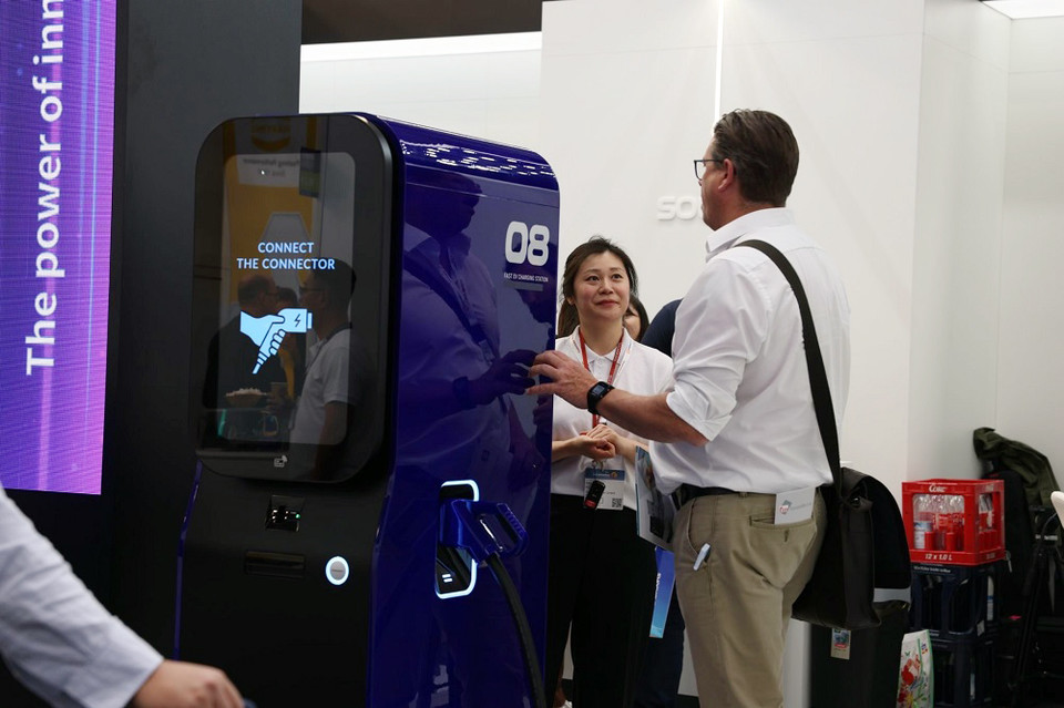 솔루엠 관계자가 부스를 찾은 참관객을 대상으로 충전 솔루션을 소개하고 있다. [사진=솔루엠]