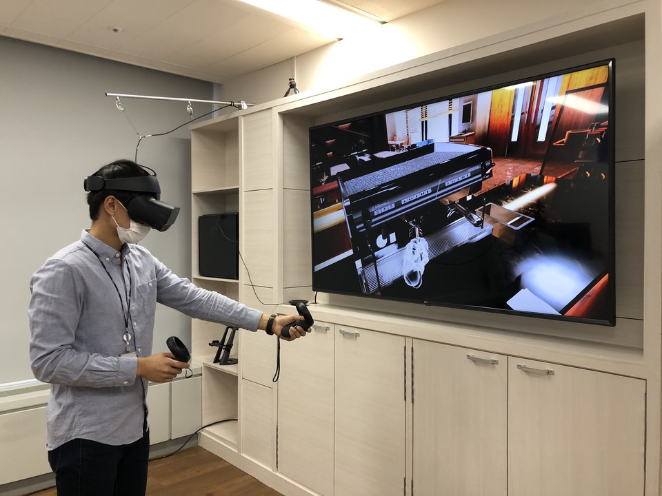 ETRI 연구진이 발달장애인의 VR 직업훈련을 위한 초실감 인터랙티브 콘텐츠 기술을 시연하고 있다. [사진=ETRI]